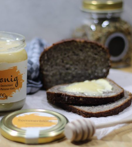 Brot mit Sommerblüte
